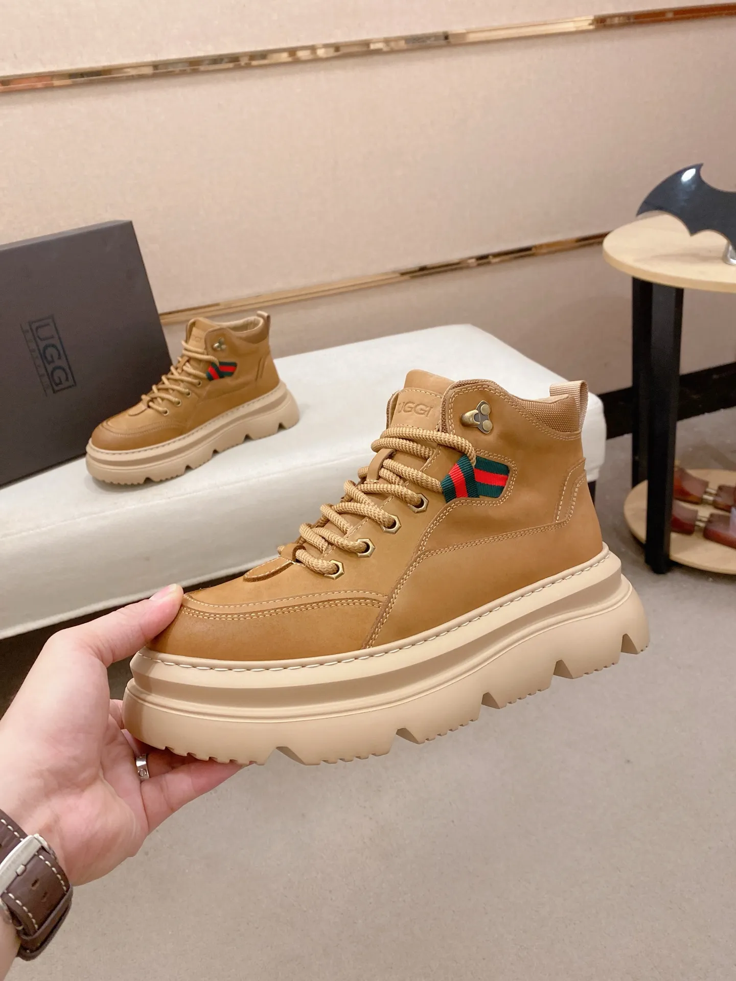 Factory price: 700💰New UGG fur-integrated men's simple and fashionable snow shoes. The most worth buying at the end of this year are warm casual shoes. Whether you are out and about at home, their comfortable and warm performance will be your most suitable fashion companion! The material is cowhide upper and imported wool is used inside. Two layers of cowhide for warmth and comfort! The eva+ rubber patch outsole is cushioned, non-slip and wear-resistant, and has good elasticity. It is light and wear-resistant, comfortable and soft, and the new simple cut is more fashionable. It has both practicality and fashion sense, so you no longer have to worry about how to match it in winter, while still maintaining your fashionable taste. High-quality genuine wool produced in Dongguan. The material depends on the details! Size: 39-40-41-42-43-44-45 sneaker size